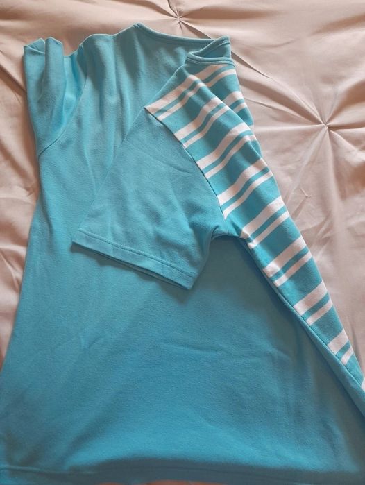 T-shirt Azul com listras brancas