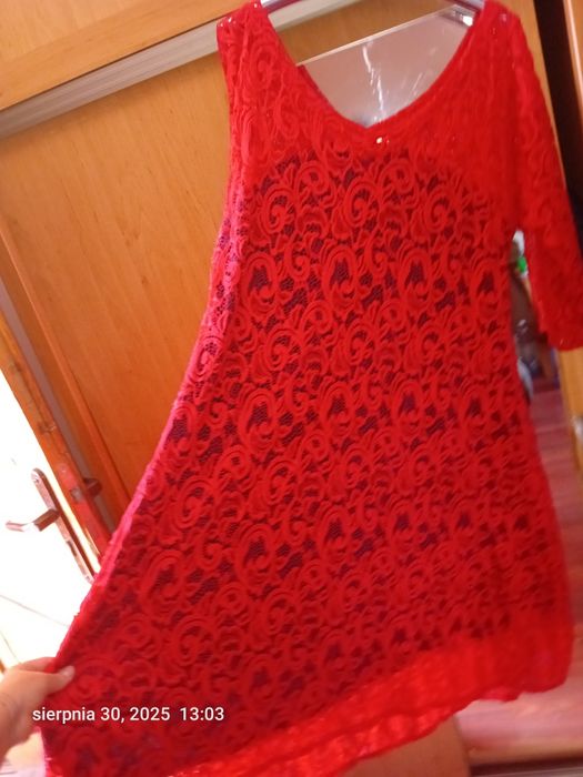 Czerwona koronkowa sukienka czarne podszycie + brokatowy narzutka