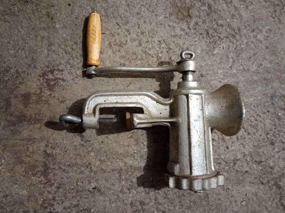 Maszynka do mielenia mięsa z czasów PRL.