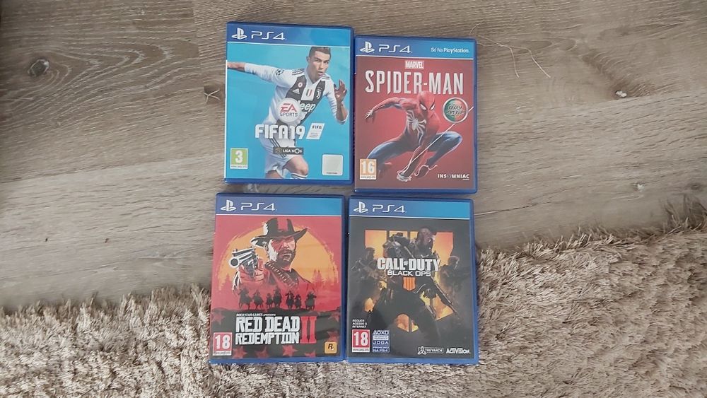 Playstation 4 com 2 comandos e 4 jogos