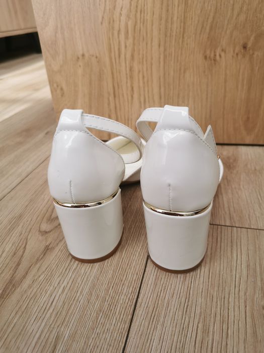Buty ślubne na słupku lakierowane