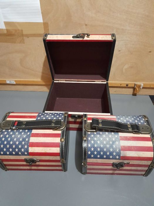 Conjunto de 3 baús bandeira U.S.A em MDF e revestido em tela pintada.