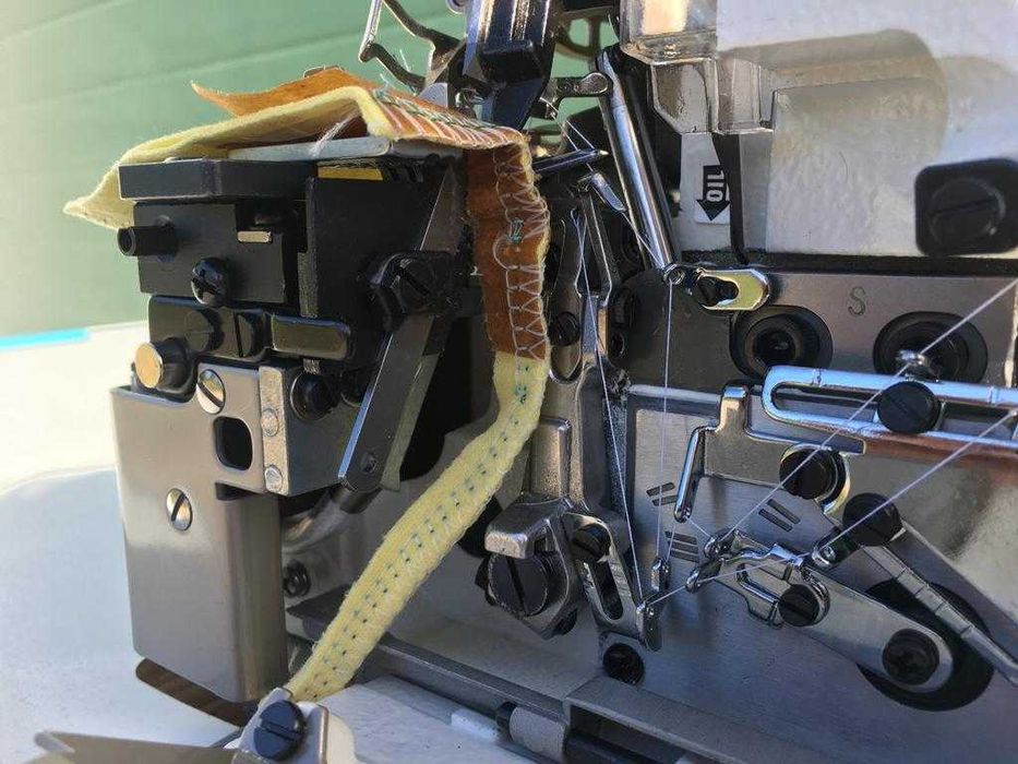 Máquina corte e cose industrial / Overlock  Jack E4S