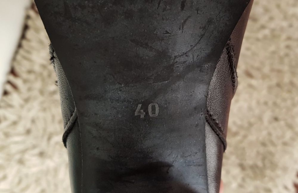 Botas em pele tamanho 40