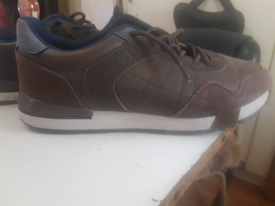 Sapatilhas N.41 em pele genuína . Coronel Tapioca