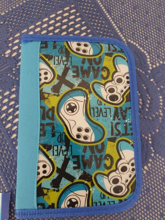 Nowy piórnik z wyposażeniem.