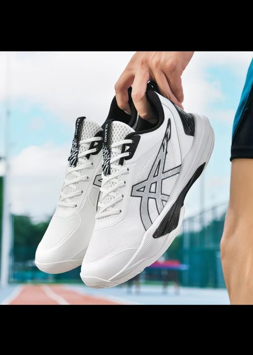 Кросівки ASICS для волейболу та тенісу.
