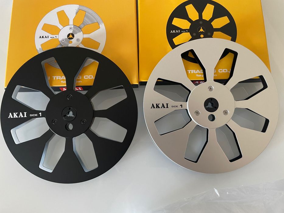 Szpule magnetofonowe AKAI   czarno-srebrne 18cm.