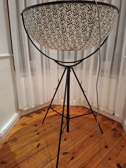 Designerska lampa na trójnogu