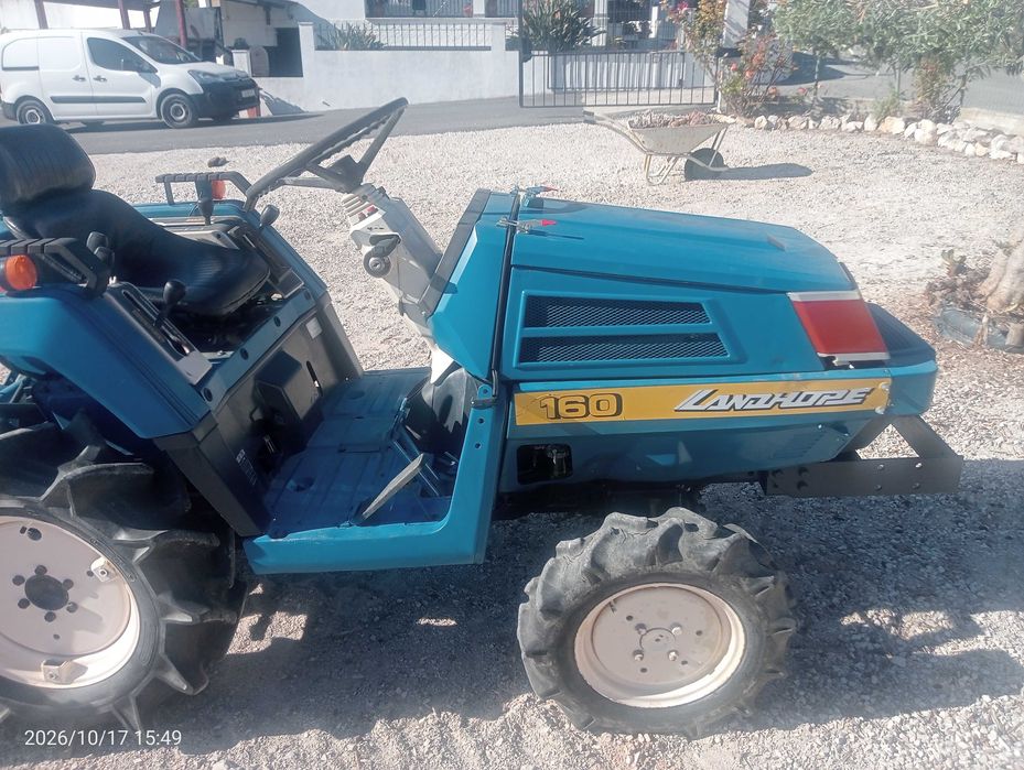 Mini trator Izeki 160 4x4 de 16 CV com frese