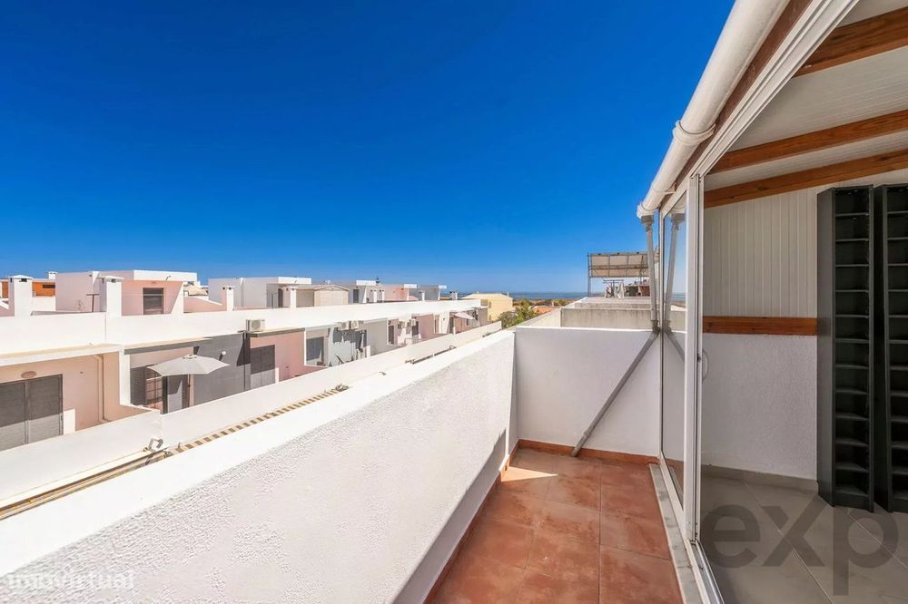 Moradia T2+1 com quintal e terraços com vista mar em Olhão, junto à Ri