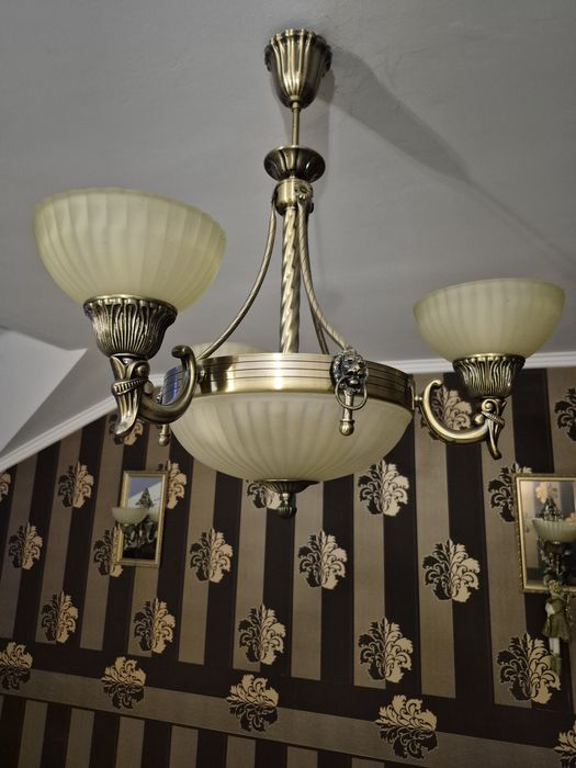 Продається набір освітлення для кімнати: основна люстра та 4 шт бра де