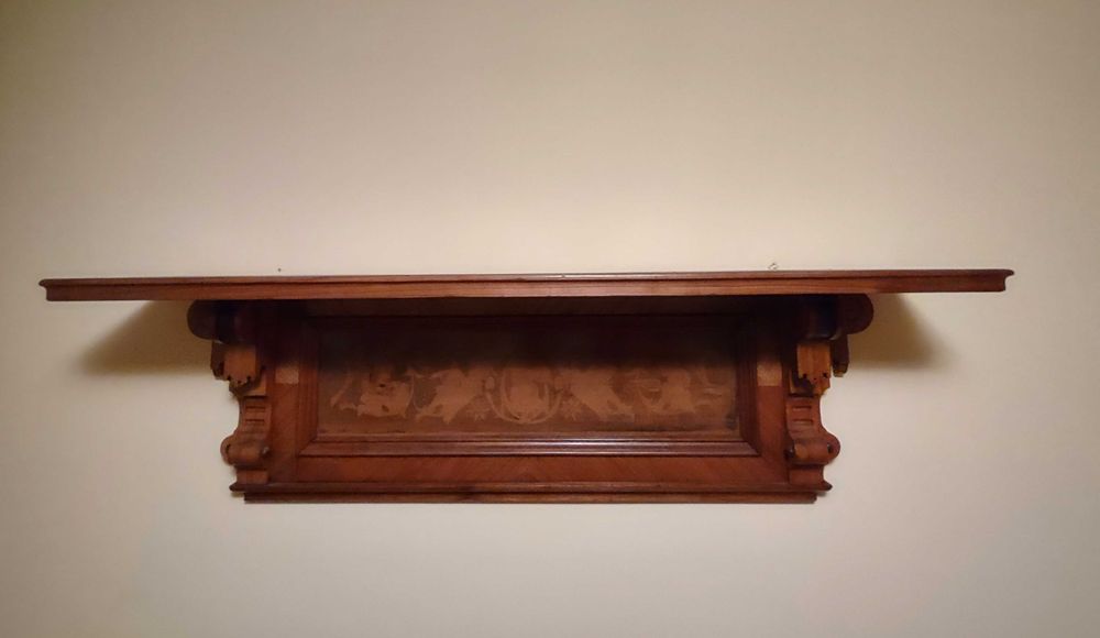 Stara ponad stu letnia półka ozdobiona  intarsją