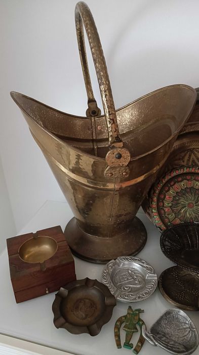 Conjunto de vários objetos antigos de latão