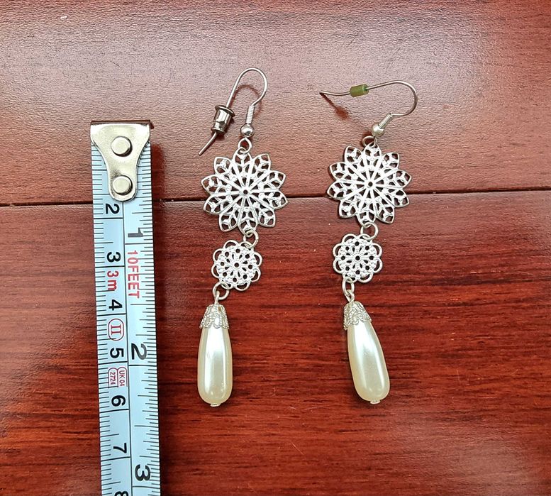 Brincos compridos prateados e branco pérola