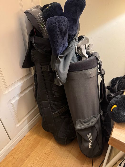 Vendo 2 malas (uma Titleist + uma preta de viagem) • Conjunto de tacos completo • Capas protetoras em tecido •) •