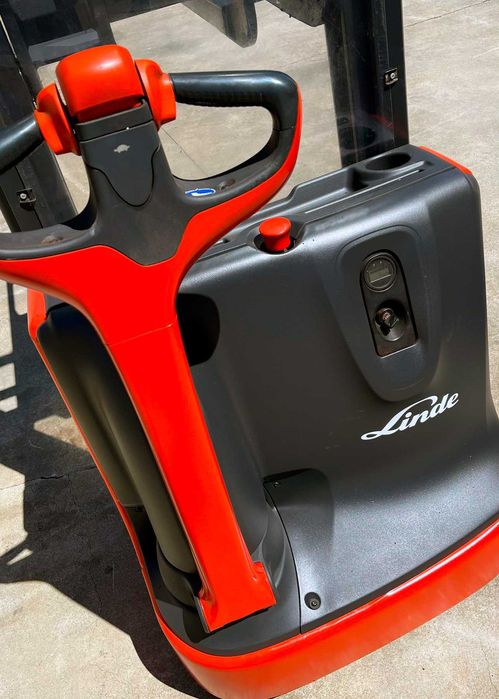 Stacker elétrico Linde L12 (1200 kg / 2.42 m de elev)
