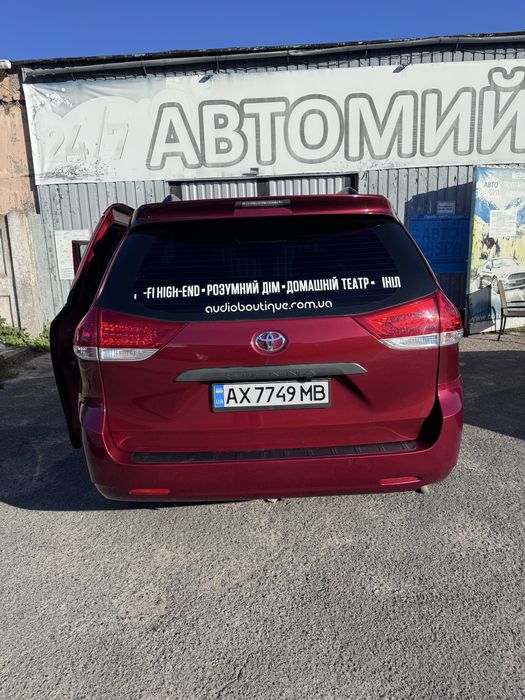 Toyota Sienna 2012 рік