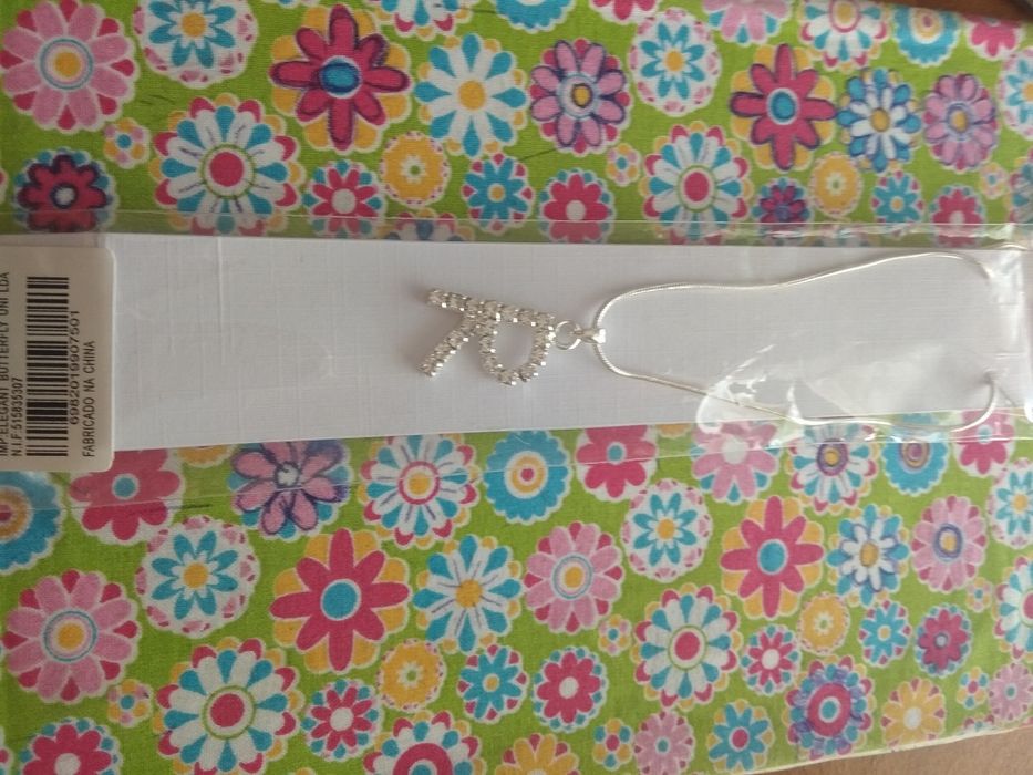 Fio prateado. Com letra R em brilhantes.novo