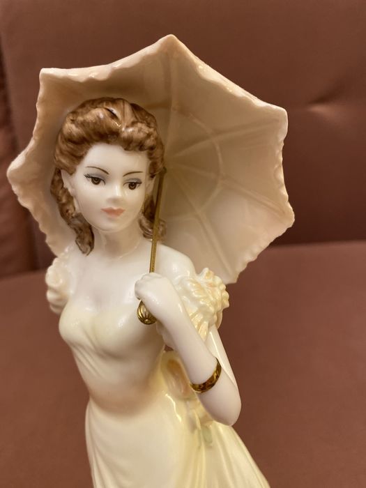 Figurka  Coalport  z parasolką