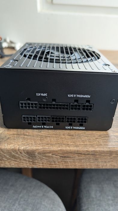 Fonte de Alimentação Corsair RM750x 750W 80 PLUS Gold Full Modular