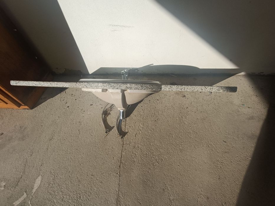 Pedra e Lavatório com Torneira