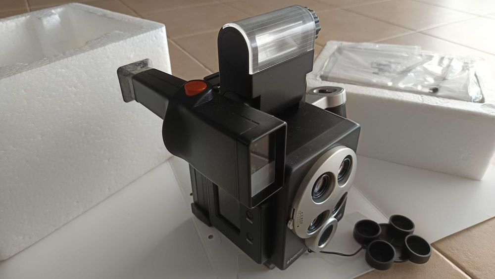Polaroid MiniPortrait — câmara de quatro objetivas com flash