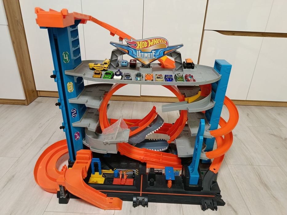 Duży garaż hot wheels rekin