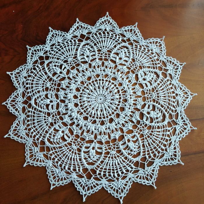 Серветка в'язана гачком декор тумби ,столика, колір молочний, білий