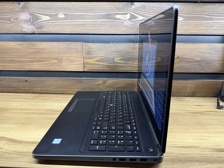 Dell Precision7520 M2200 4GB 15,6"IPS  XeonE3-1505v6/16GB/M2 256GB/16%