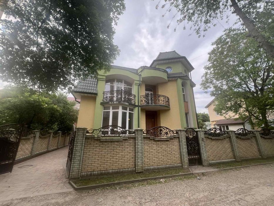 Продається будинок в центрі міста