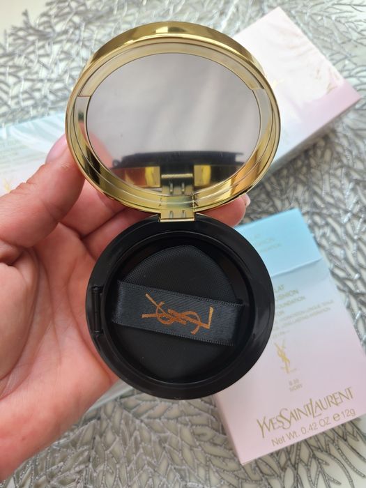 кушон Yves Saint Laurent Touche Éclat Glow Pact Cushion
