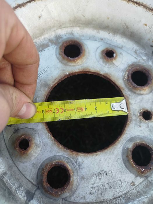 Komplet kół stalowych z oponami w rozmiarze 215/75 R16.