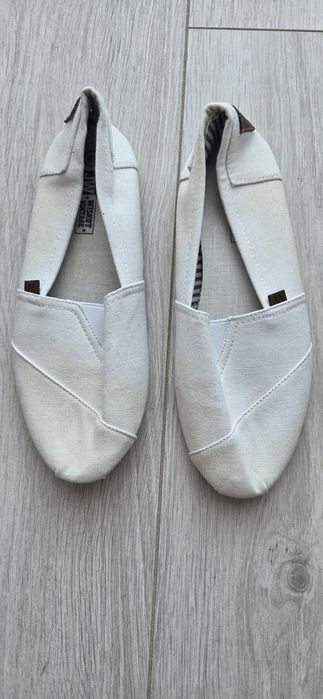 ,,białe" trampki żółknięte NOWE, nigdy nie używane, może na działkę?