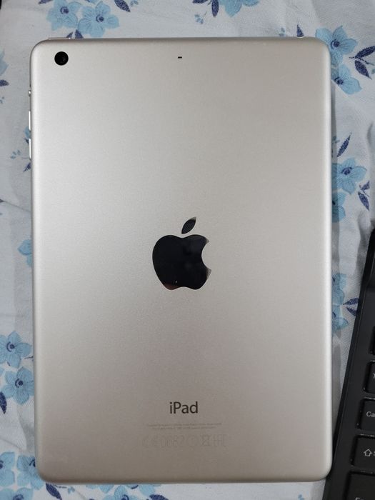 Apple iPad Mini 3rd Gen (A1599) 7.9" 64GB - Prateado/Branco, WiFi