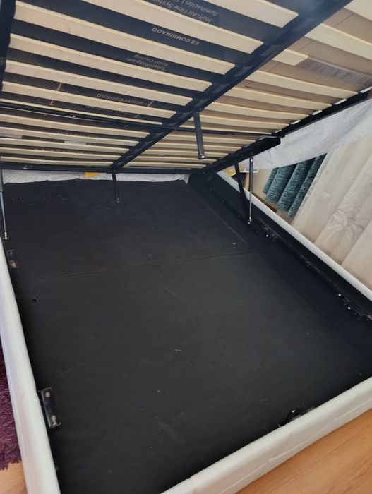 Sofá chaise longo azul escuro.