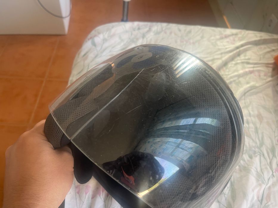 Capacete homologado para motociclo ou scooter, tamanho XL, com viseira danificada.