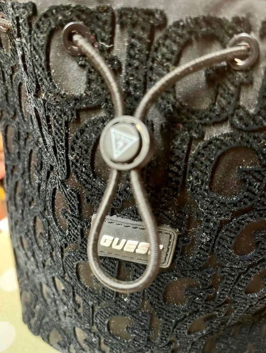 Mochila Guess toda bordada