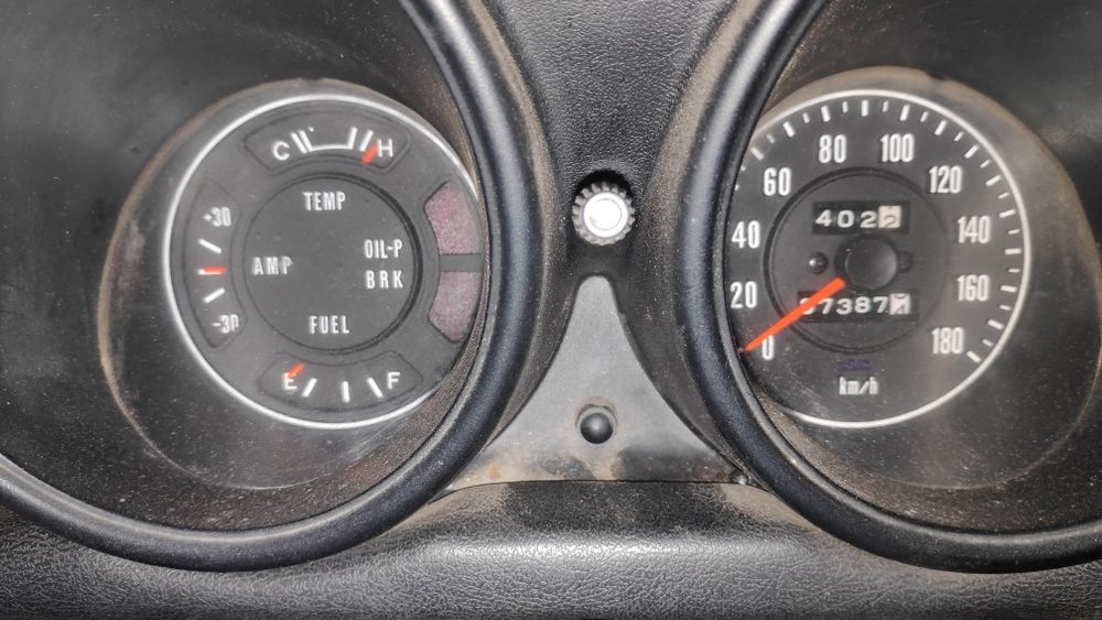 Mazda 818 deluxe clássico