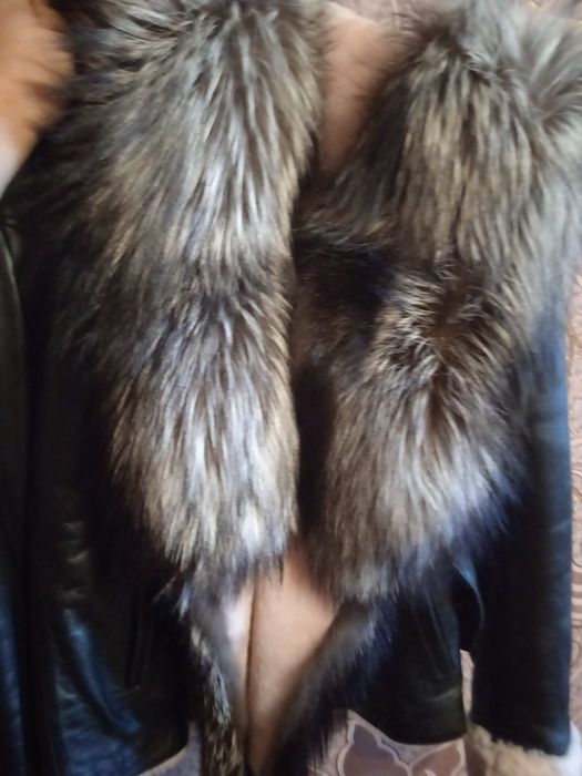 Кожаная курточка с мехом чернобурки