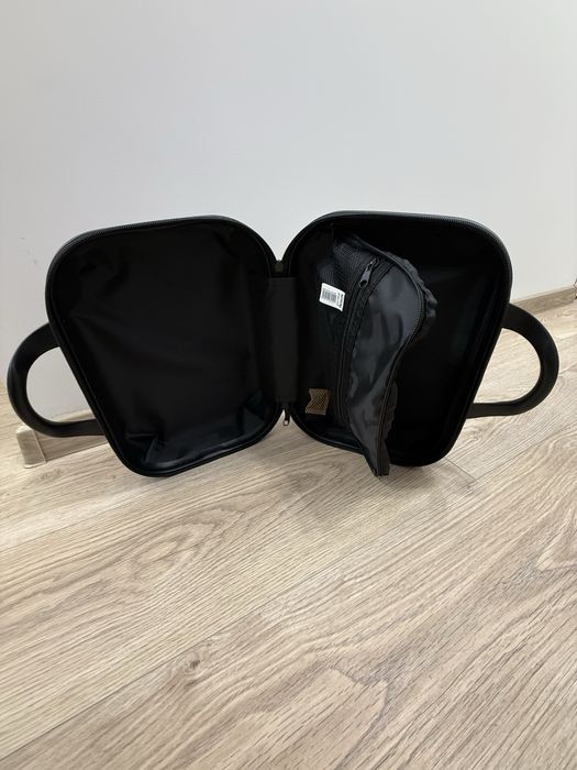 Маленька дорожня валіза