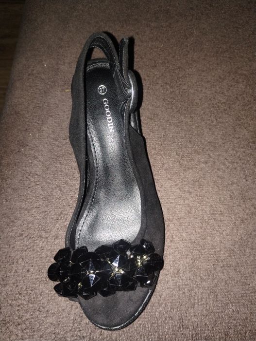 Sandały czarne na koturnie