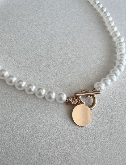 Naszyjnik z pereł ,wisior koloru złotego