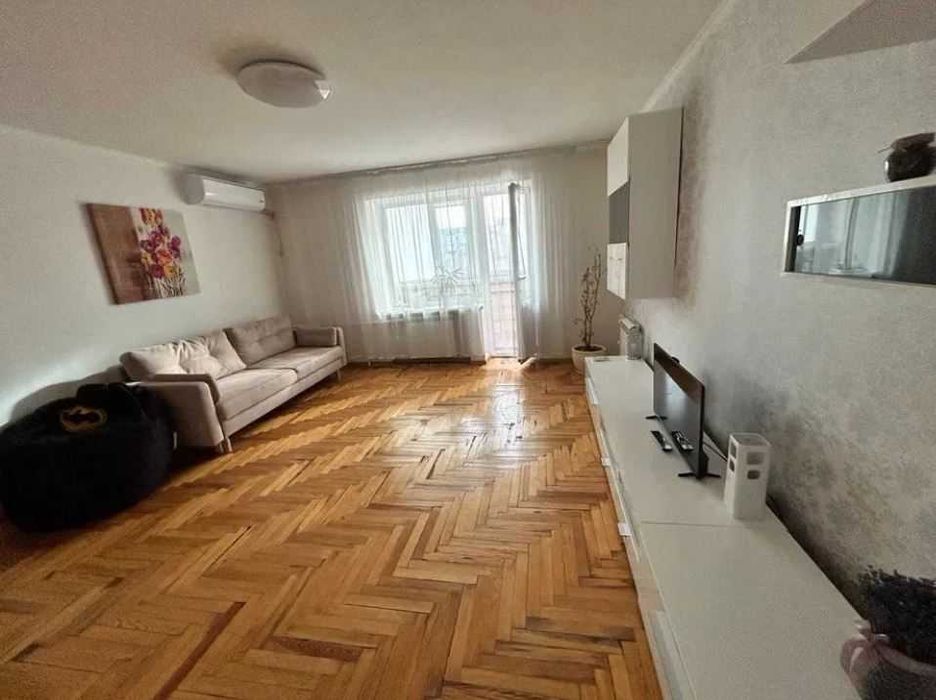 Продається 3-и кімнатна  СТАЛІНКА вул. ОДЕСЬКА 5/5