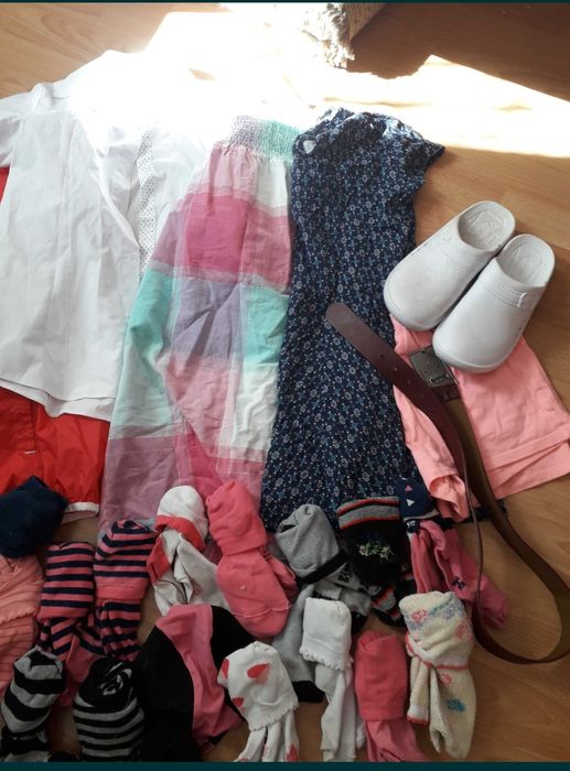 Paka ~30szt 134-140 koszulki bluzy spodnie kurtka sukienka klapki