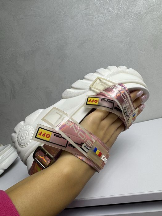 Босоніжки на підвищеній платформі