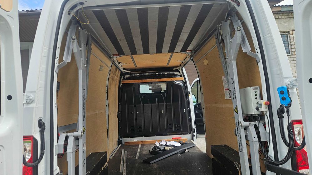 Підйомникв автомобіль. Гідроборт.