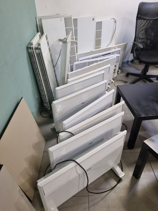 столы и стулья  и стеклянные доски для школы