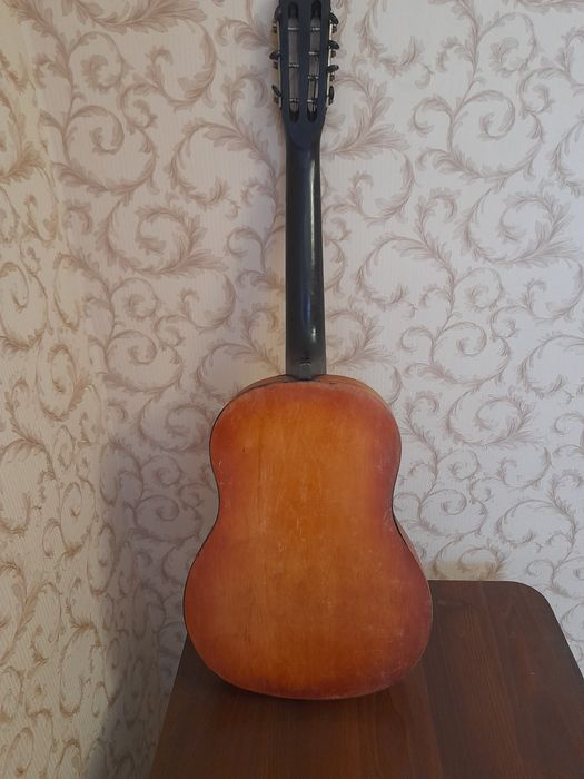 Продам старинную гитару.