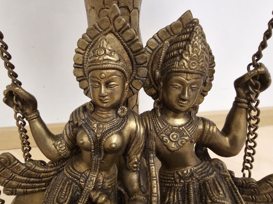 Duża rzeźba z mosiądzu.